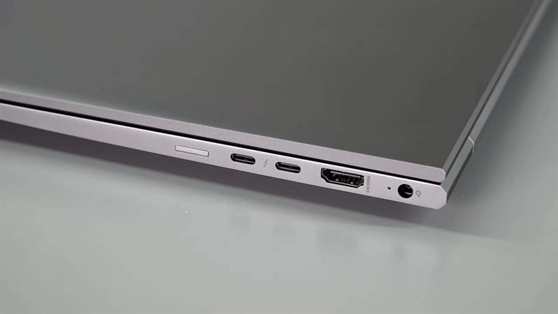 Cạnh phải của HP ZBook Firefly 14 G8. Cạnh phải của HP ZBook Firefly 14 G8.
