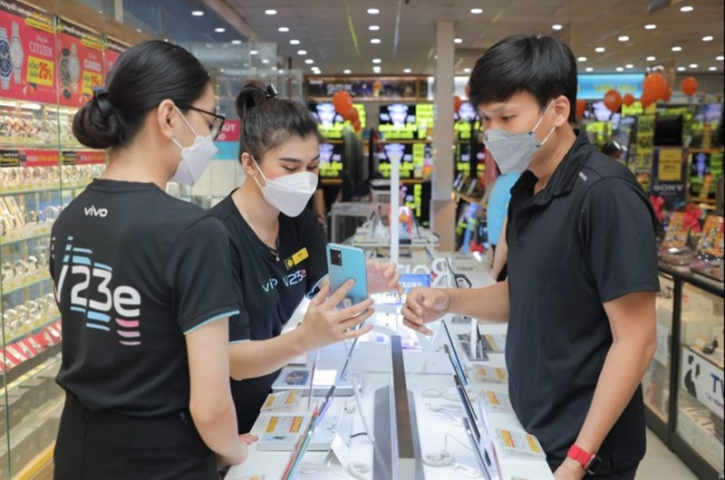 Nhân viên cửa hàng hỗ trợ khách hàng trong ngày đầu mở bán Nhân viên cửa hàng hỗ trợ khách hàng trong ngày đầu mở bán