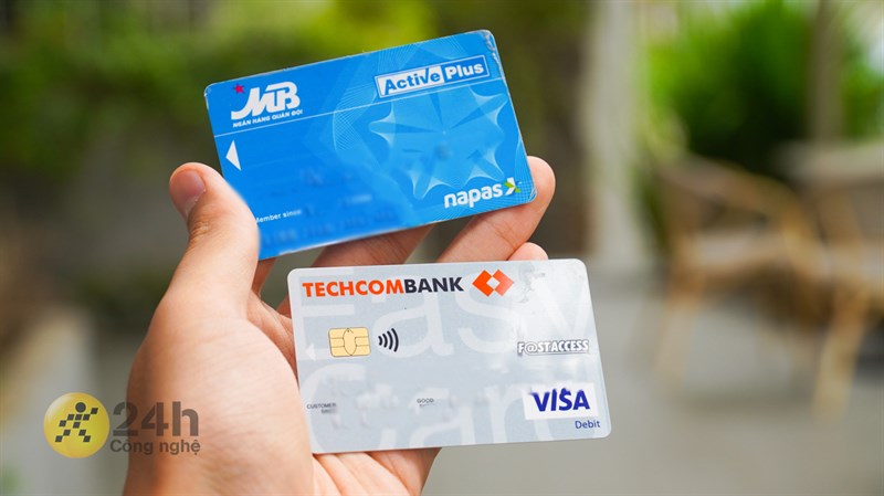 Mặt trước của thẻ ATM chip và thẻ từ không khác biệt quá nhiều ngoại trừ con chip.