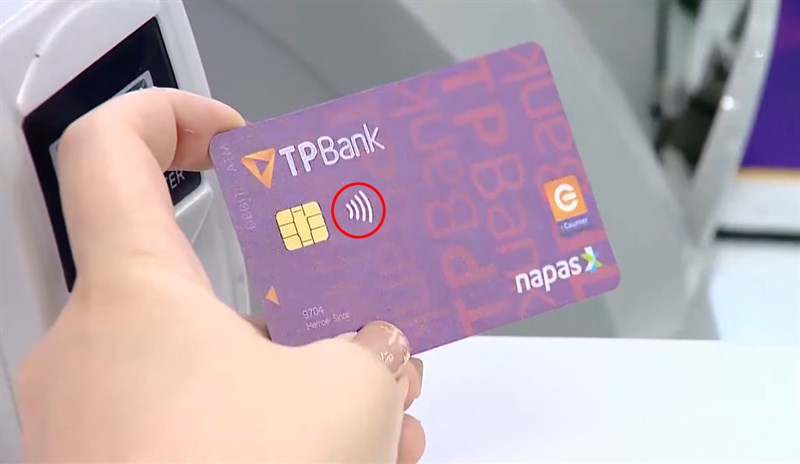 Cách rút tiền thẻ ATM gắn chip