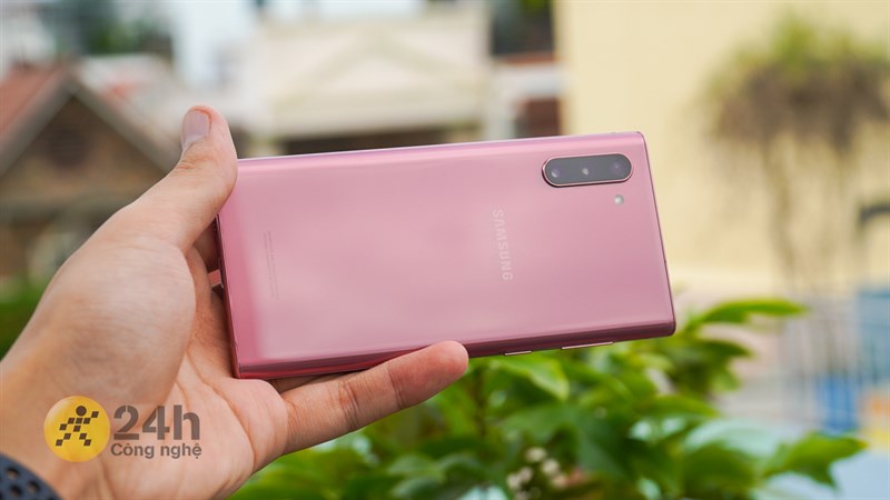 Galaxy Note 10 vẫn mang trong mình một nét đẹp riêng. Galaxy Note 10 vẫn mang trong mình một nét đẹp riêng.