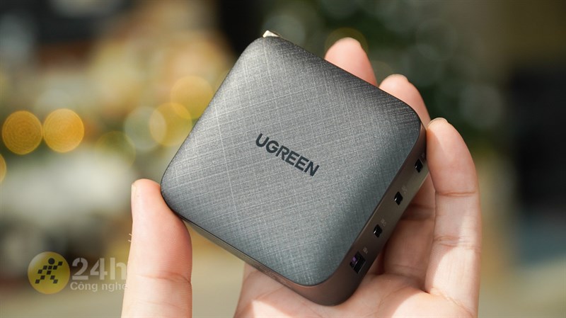 Màu sắc và chất liệu của củ sạc Ugreen GaN 65 W Màu sắc và chất liệu của củ sạc Ugreen GaN 65 W