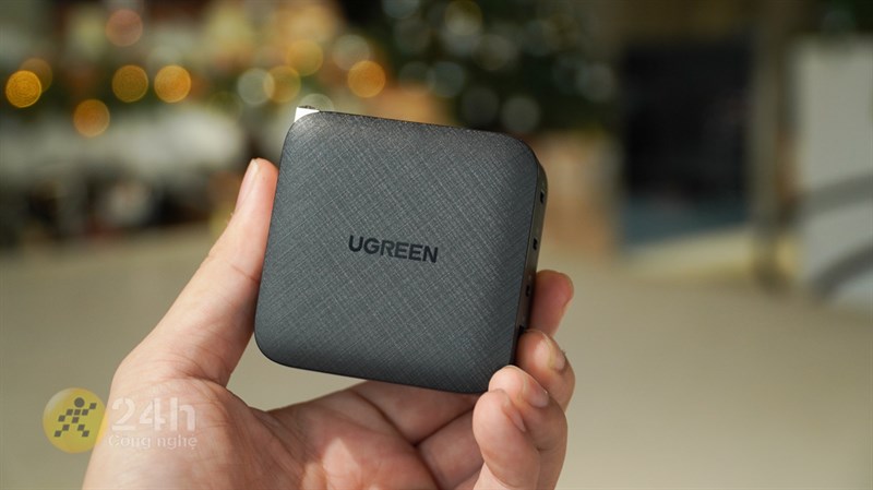 Thiết kế bên ngoài của củ sạc Ugreen GaN 65 W Thiết kế bên ngoài của củ sạc Ugreen GaN 65 W