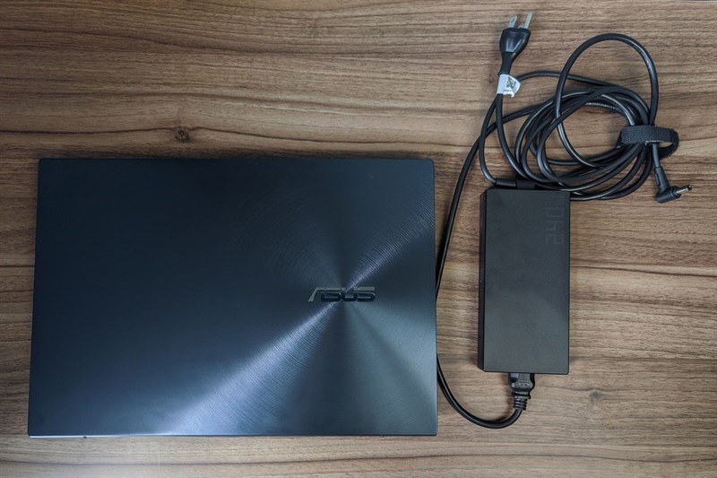 ASUS ZenBook Pro Duo 15 OLED với mặt A được hoàn thiện dạng vòng tròn đồng tâm vô cùng quen thuộc và đặc trưng của dòng Zenbook.