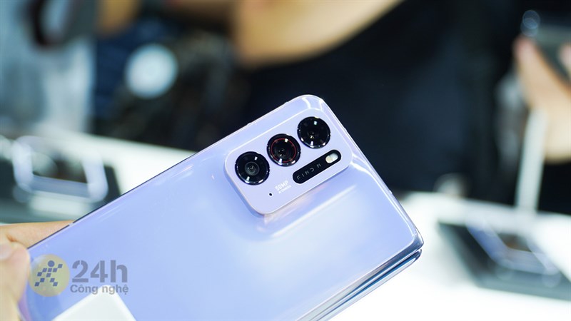 OPPO Find N 5G có cụm 3 camera ở phía sau nhô lên khá cao so với mặt lưng của máy