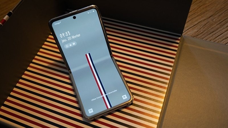 Z Flip3 Thom Browne Edition. Nguồn: World Today News. Z Flip3 Thom Browne Edition. Nguồn: World Today News.