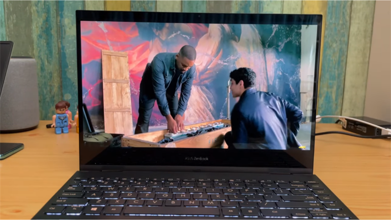 Laptop Asus ZenBook UX371EA i7 cho trải nghiệm xem phim cực kỳ sắc nét Laptop Asus ZenBook UX371EA i7 cho trải nghiệm xem phim cực kỳ sắc nét