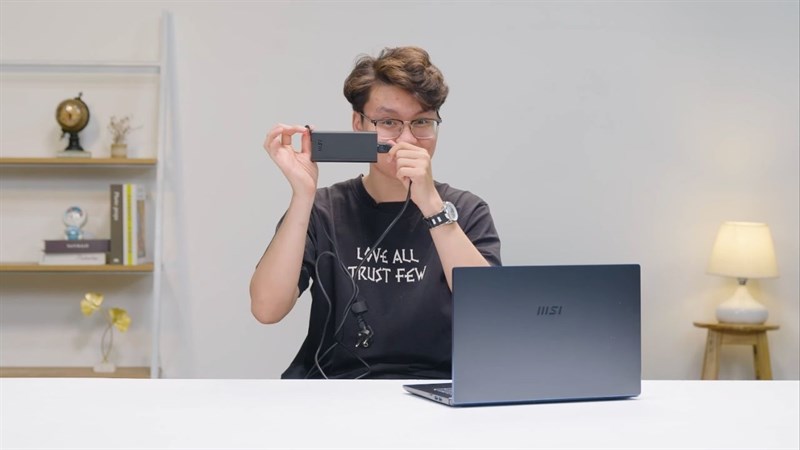 Dây sạc của MSI Prestige 15 A11SC khá nhỏ gọn. Dây sạc của MSI Prestige 15 A11SC khá nhỏ gọn.