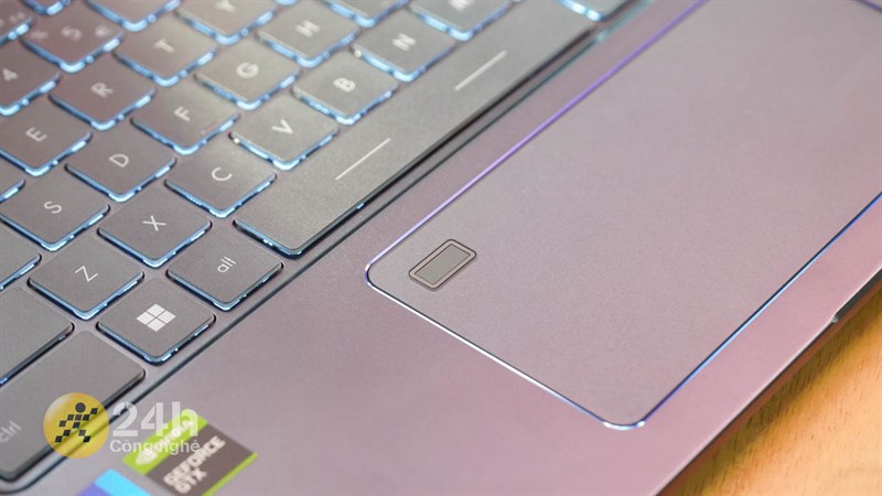 Bàn rê chuột của MSI Prestige 15 A11SC thì có kích thước lớn và cho phản hồi nhanh chóng. Bàn rê chuột của MSI Prestige 15 A11SC thì có kích thước lớn và cho phản hồi nhanh chóng.