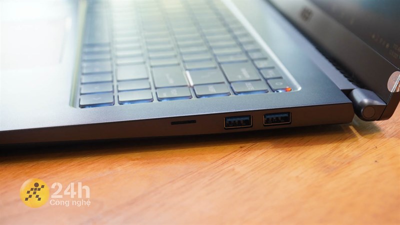 Cạnh phải MSI Prestige 15 A11SC. Cạnh phải MSI Prestige 15 A11SC.