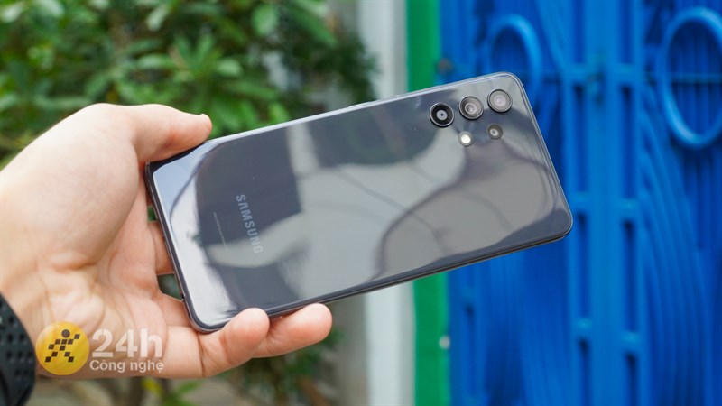 Mặt lưng của Galaxy A32 được làm bóng