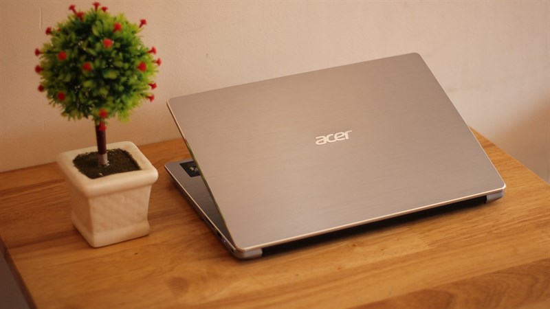 Thiết kế mỏng nhẹ của Acer Swift 3 SF314 cho phép bạn dễ dàng mang máy đi bất cứ nơi đâu Thiết kế mỏng nhẹ của Acer Swift 3 SF314 cho phép bạn dễ dàng mang máy đi bất cứ nơi đâu
