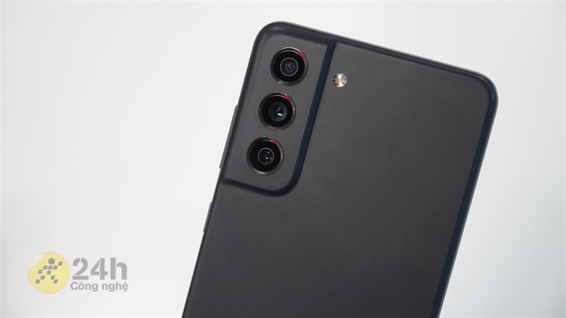 Cụm camera sau trên Galaxy S21 FE Cụm camera sau trên Galaxy S21 FE