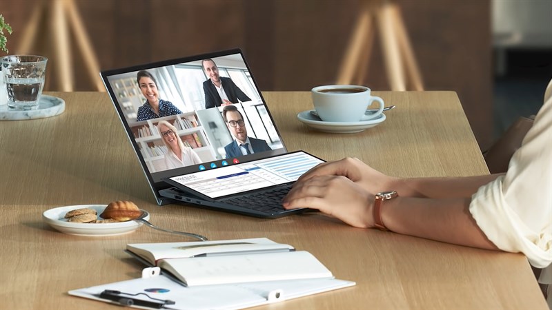 Asus ZenBook Duo UX482EA cho khả năng đa nhiệm cao để mở cùng lúc nhiều ứng dụng Asus ZenBook Duo UX482EA cho khả năng đa nhiệm cao để mở cùng lúc nhiều ứng dụng