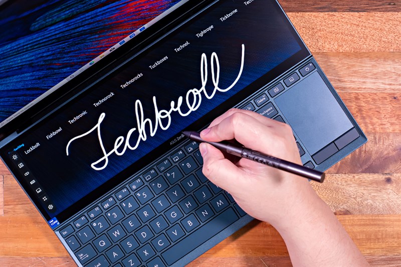 Thao tác bằng bút cảm ứng trên laptop Asus ZenBook Duo UX482EA Thao tác bằng bút cảm ứng trên laptop Asus ZenBook Duo UX482EA