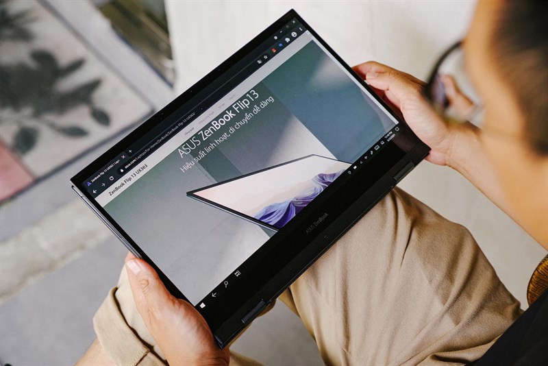 Thời lượng pin khủng yên tâm sử dụng trên Asus Zenbook Flip Thời lượng pin khủng yên tâm sử dụng trên Asus Zenbook Flip