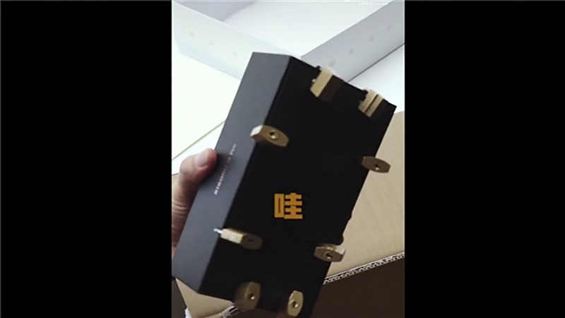 Chiếc hộp của Xiaomi 12 được khóa bởi nhiều ổ khóa nhỏ Chiếc hộp của Xiaomi 12 được khóa bởi nhiều ổ khóa nhỏ
