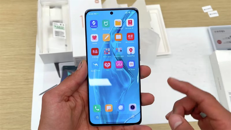 Cảm giác cầm nắm Xiaomi 12 là vô cùng thoải mái