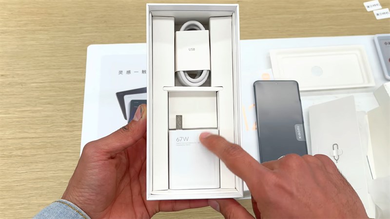 Xiaomi 12 được trang bị thêm rất nhiều phụ kiện 