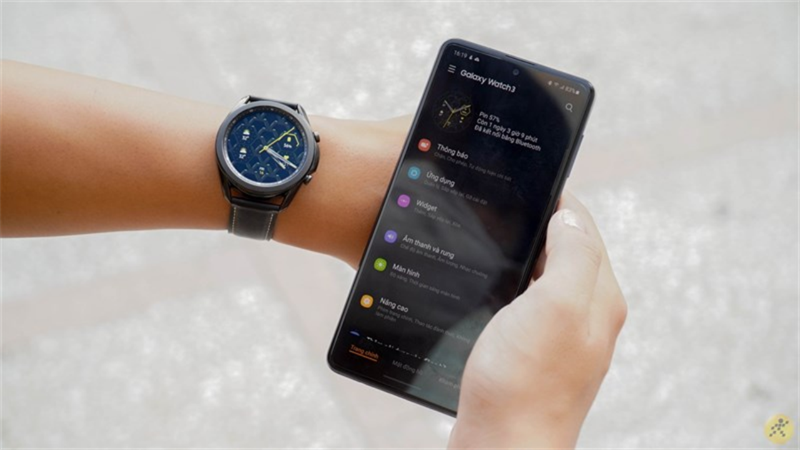 Galaxy Watch 3 khi được kết nối với điện thoại chung hệ điều hành Android.