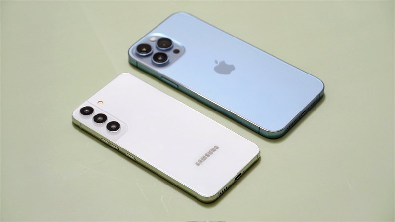 Galaxy S22 vs iPhone 13 Pro Galaxy S22 vs iPhone 13 Pro