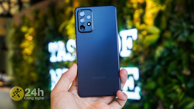Ở mặt sau của Galaxy A72 bạn sẽ bắt cạm một cụm camera lớn được làm đồng màu với màu mặt lưng. Ở mặt sau của Galaxy A72 bạn sẽ bắt cạm một cụm camera lớn được làm đồng màu với màu mặt lưng.