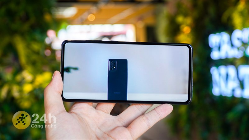 Galaxy A72 cho cảm giác cầm nắm khá thoải mái. Galaxy A72 cho cảm giác cầm nắm khá thoải mái.