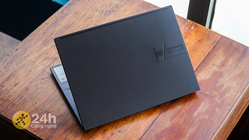 Mặt trước của ASUS VivoBook Pro 14x OLED M7400QC có thiết kế tối giản. Mặt trước của ASUS VivoBook Pro 14x OLED M7400QC có thiết kế tối giản.