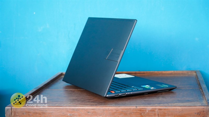 ASUS VivoBook Pro 14x OLED M7400QC mỏng nhẹ với các góc và các cạnh được thiết kế vuông vức. ASUS VivoBook Pro 14x OLED M7400QC mỏng nhẹ với các góc và các cạnh được thiết kế vuông vức.