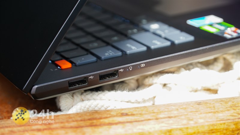 Cạnh trái của ASUS VivoBook Pro 14x OLED M7400QC. Cạnh trái của ASUS VivoBook Pro 14x OLED M7400QC.