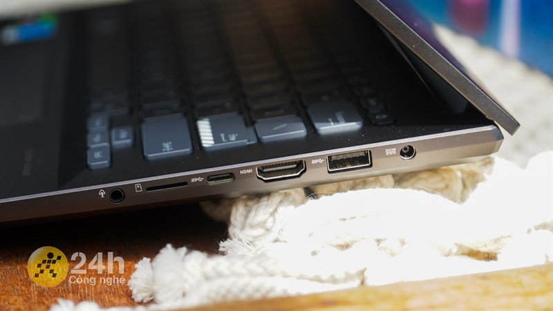 Cạnh phải của ASUS VivoBook Pro 14x OLED M7400QC. Cạnh phải của ASUS VivoBook Pro 14x OLED M7400QC.