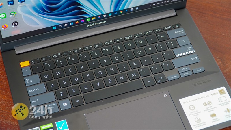 Bàn phím của ASUS VivoBook Pro 14x OLED M7400QC được thiết kế với ba tông màu khác nhau. Bàn phím của ASUS VivoBook Pro 14x OLED M7400QC được thiết kế với ba tông màu khác nhau.