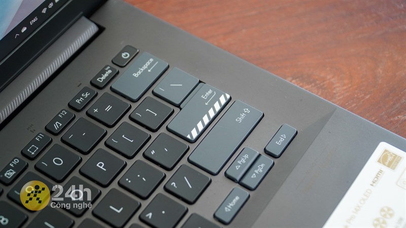 Cụm phím Home, Page Up, Page Down và End bị cắt bỏ và tích hợp chung vào cụm 4 phím mũi tên. Cụm phím Home, Page Up, Page Down và End bị cắt bỏ và tích hợp chung vào cụm 4 phím mũi tên.