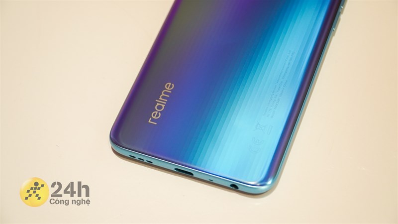Phía góc dưới mặt lưng Realme 9i là logo realme Phía góc dưới mặt lưng Realme 9i là logo realme