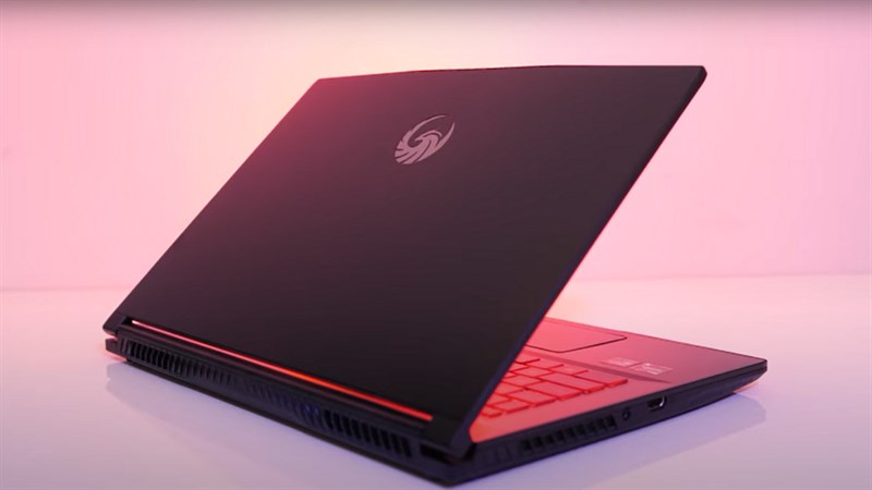 Laptop MSI Gaming Bravo 15 B5DD R7 đi kèm card đồ hoạ rời giúp designer thiết kế dễ dàng.