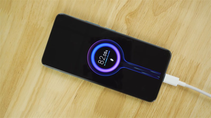 Xiaomi 11i Hypercharge có viên pin 5.000 mAh và sạc nhanh 200 W