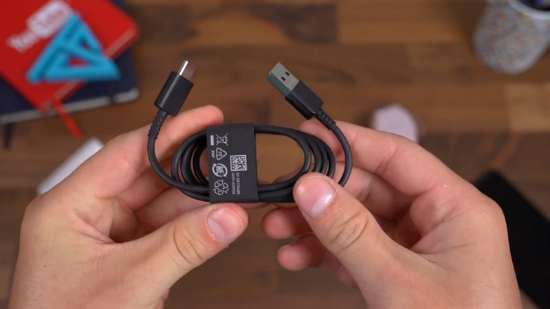 Cáp Bên trong là cáp sạc USB-C đi kèm