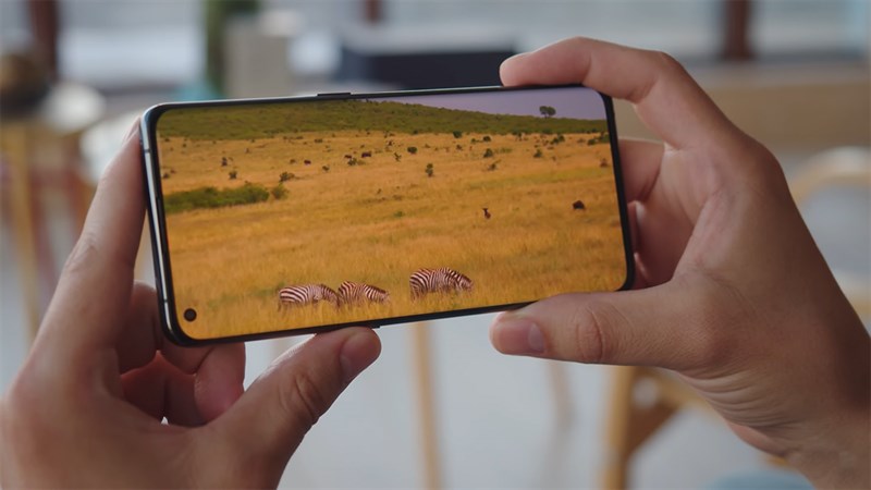 OPPO Find X5 Pro có màn hình sắc nét và tần số quét cao 120 Hz