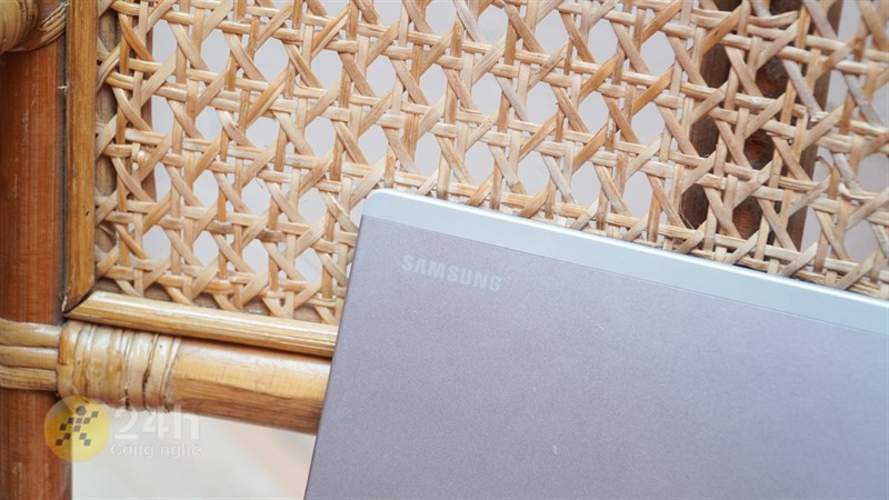 Logo Samsung được đặt ở sát dãy ăng ten của Samsung Galaxy Tab A8 (2022) Logo Samsung được đặt ở sát dãy ăng ten của Samsung Galaxy Tab A8 (2022)