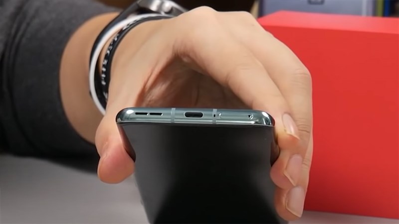Cạnh đáy của OnePlus 10 Pro Cạnh đáy của OnePlus 10 Pro
