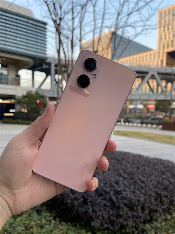 OPPO A96 5G có thiết kế trẻ trung và hợp trend OPPO A96 5G có thiết kế trẻ trung và hợp trend