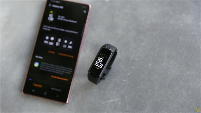 Galaxy Fit2 trông vẫn nhỏ gọn và đẹp mắt như phiên bản tiền nhiệm ngày nào