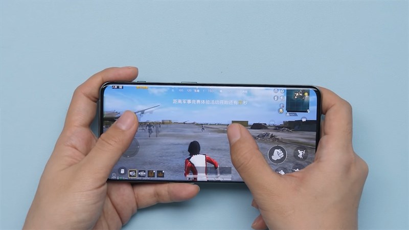 Với một chiếc flagship như OnePlus 10 Pro tất nhiên sẽ được trang bị cấu hình mạnh mẽ nhất với Snapdragon 8 Gen 1. Bằng việc trang bị con chip mạnh mẽ nhất, tiên tiến nhất đến từ nhà Qualcomm, khả năng đa nhiệm rất tốt với RAM LPDDR5 lên đến 12 GB và bộ nhớ trong UFS 3.1 (Dung lượng cao nhất là 256 GB), OnePlus 10 hứa hẹn sẽ mang đến trải nghiệm sử dụng mượt mà trong nhiều tác vụ từ nặng tới nhẹ cũng như cân tất tần tật mọi tựa game đang có trên thị trường. Với Snapdragon 8 Gen 1 OnePlus 10 Pro sẽ mang đến khả năng chiến game tốt nhất cho người dùng