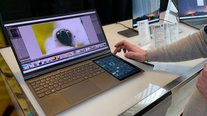 Lenovo ThinkBook Plus Gen 3 có kích thước khá lớn Lenovo ThinkBook Plus Gen 3 có kích thước khá lớn