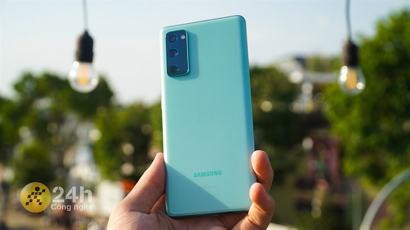 Samsung Galaxy S20 FE cho cảm giác cầm nắm chắc chắn, không hề bị ọp ẹp Samsung Galaxy S20 FE cho cảm giác cầm nắm chắc chắn, không hề bị ọp ẹp