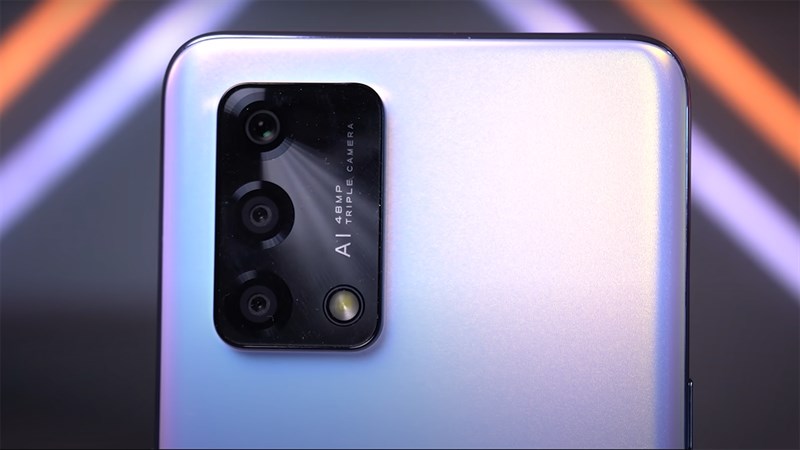 OPPO Reno6 Lite có cụm 3 camera với cảm biến chính 48 MP