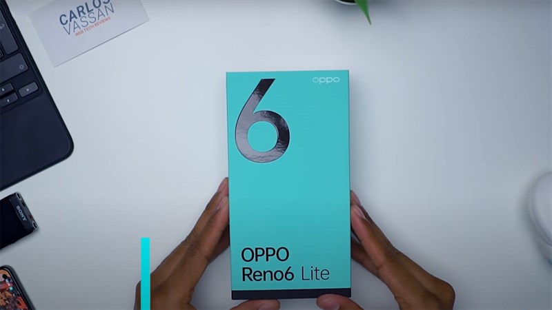 Vỏ hộp của OPPO Reno6 Lite có hình chữ nhật với màu Xanh chủ đạo