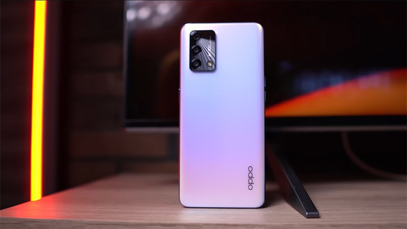 OPPO Reno6 Lite có mặt lưng bằng nhựa với hiệu ứng chuyển sắc đẹp mắt