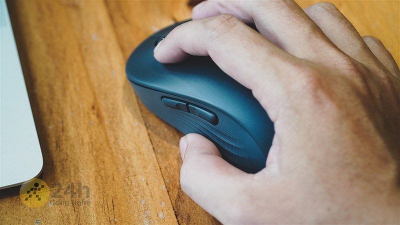 Logitech M650L nhẹ và ôm tay