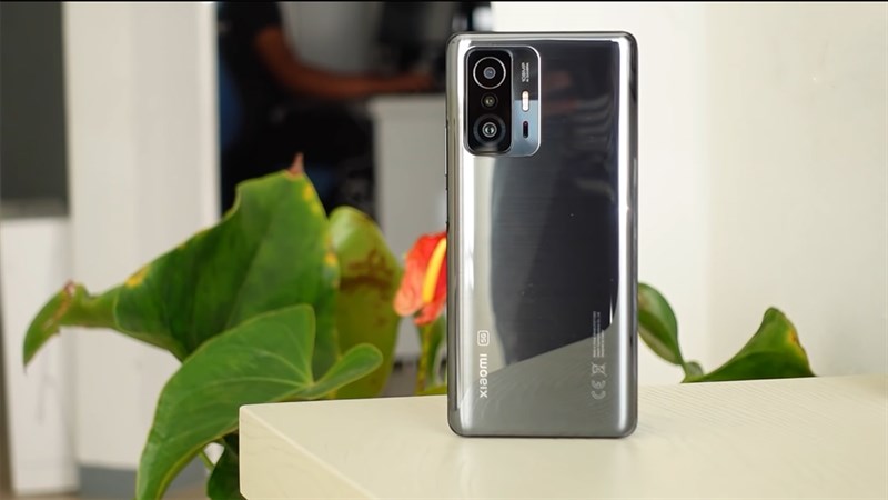 Xiaomi 12T có thiết kế sang trọng với khung viền kim loại và mặt lưng kính